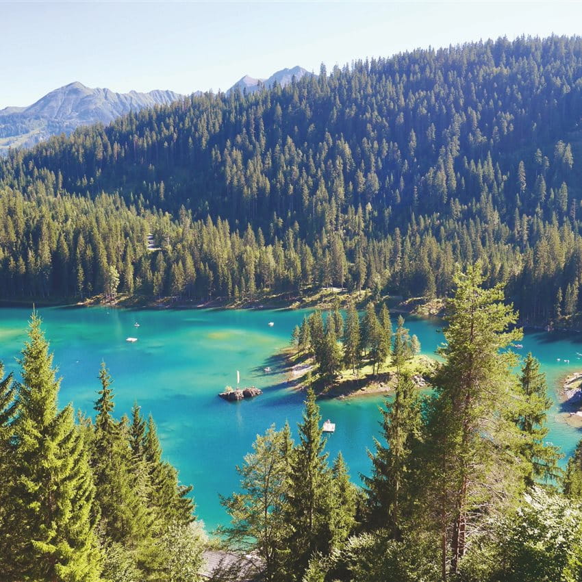 Lac de montagne entouré de forêt Lac de montagne entouré de forêt