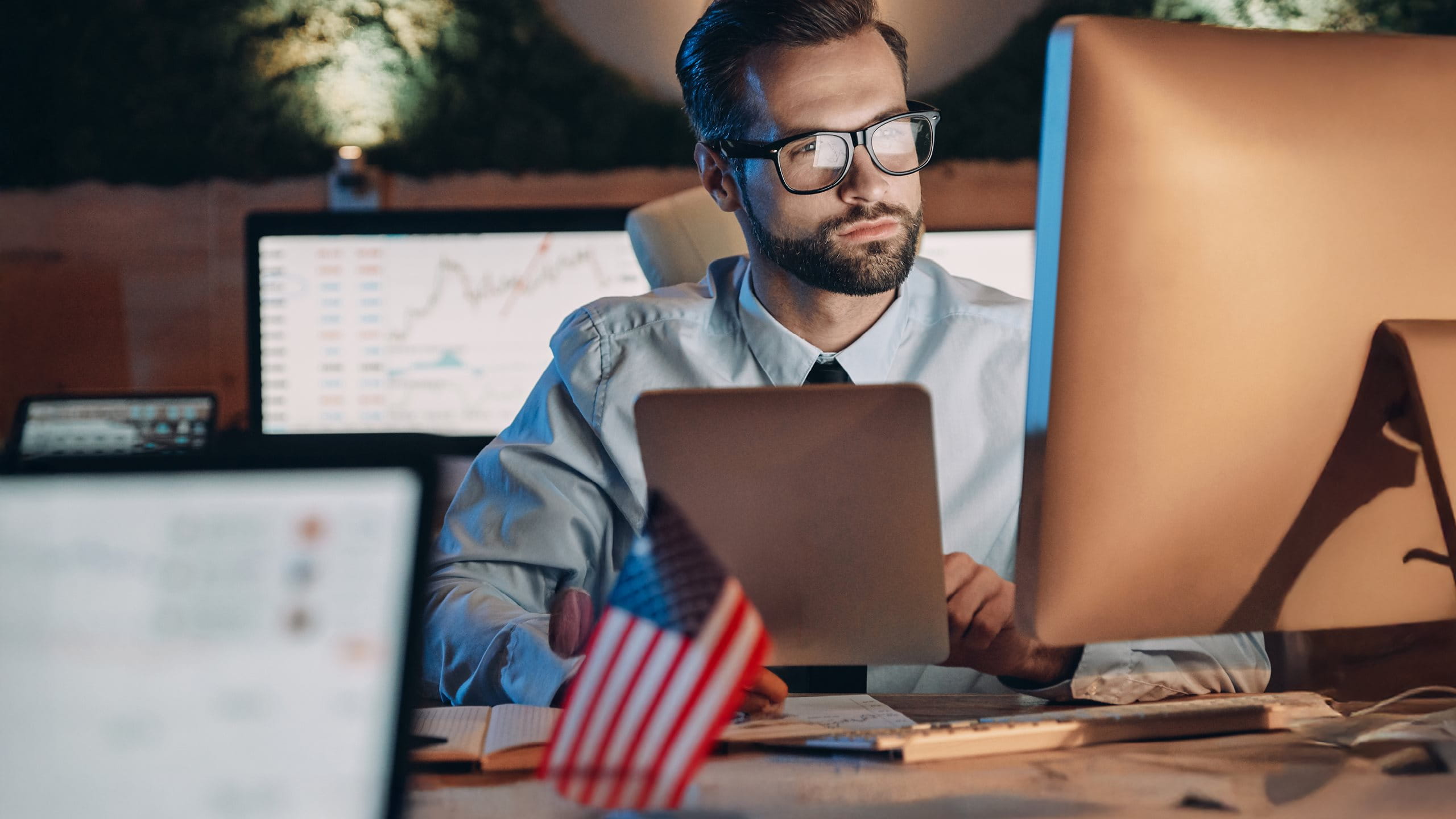 Mann sitzt am Arbeitsplatz