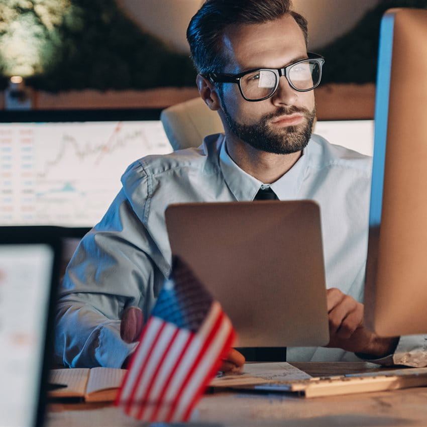 Homme assis sur son lieu de travail Homme assis sur son lieu de travail