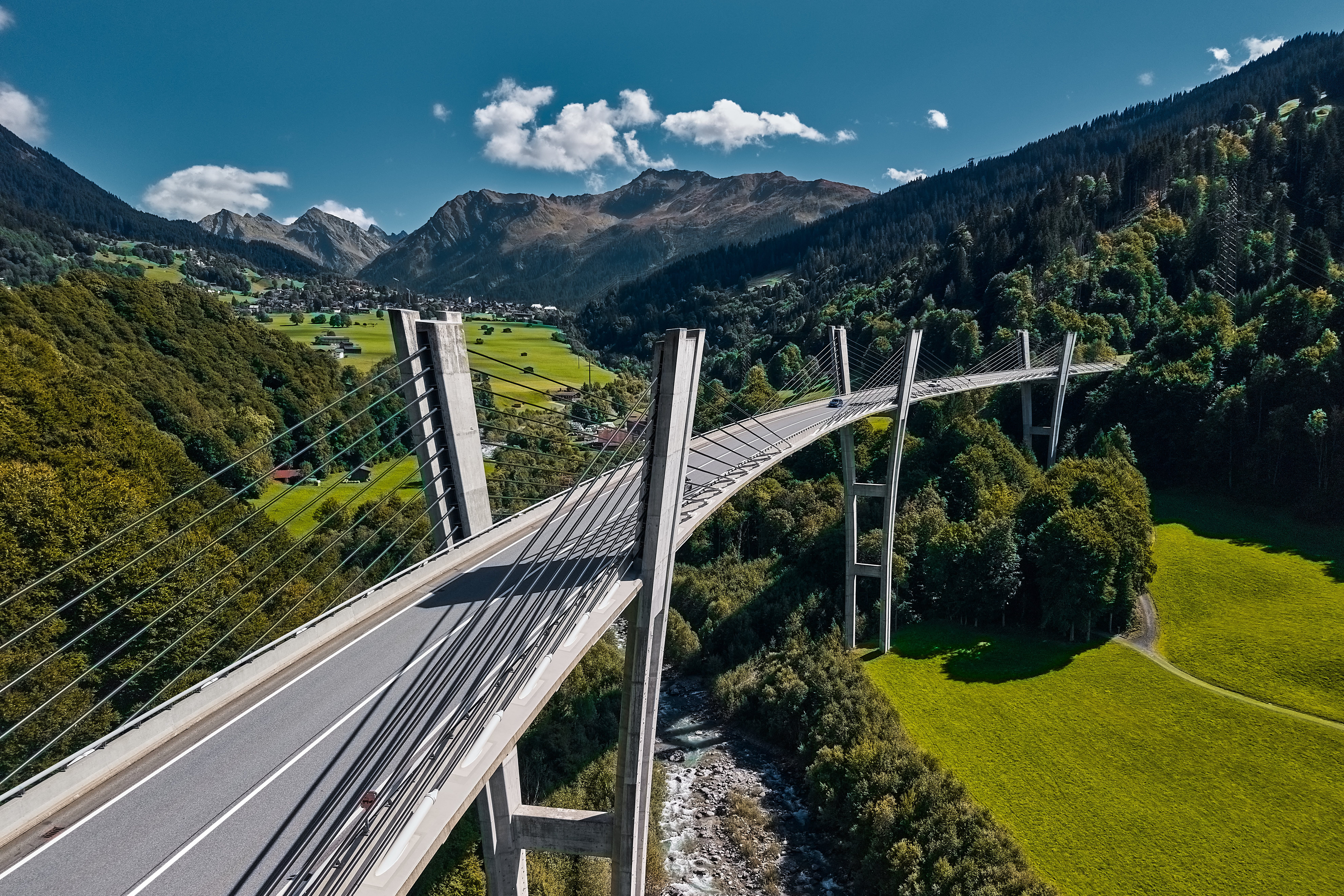Moderne Brücke überquert ein grünes Tal Moderne Brücke überquert ein grünes Tal