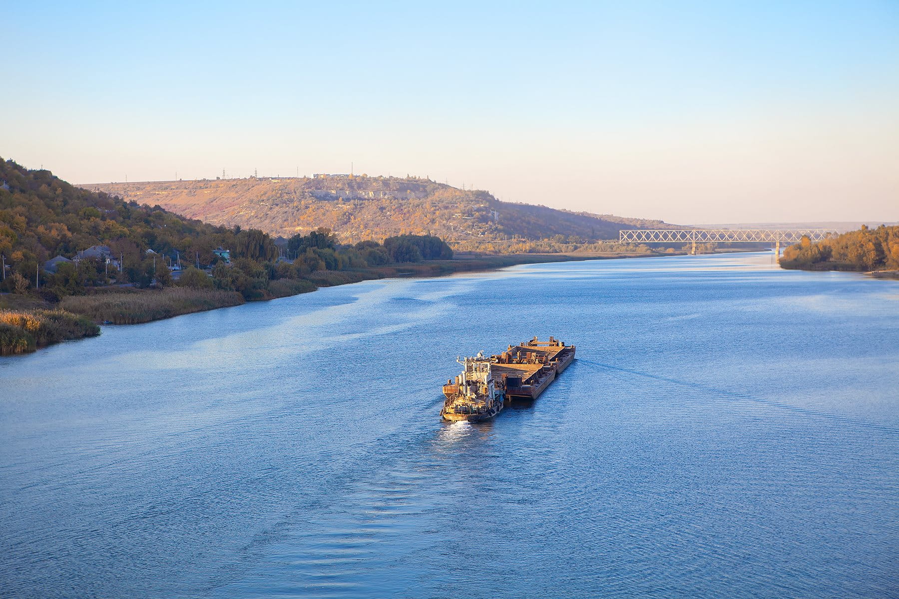 Privatmarktanlagen Fahrendes Schiff auf Fluss