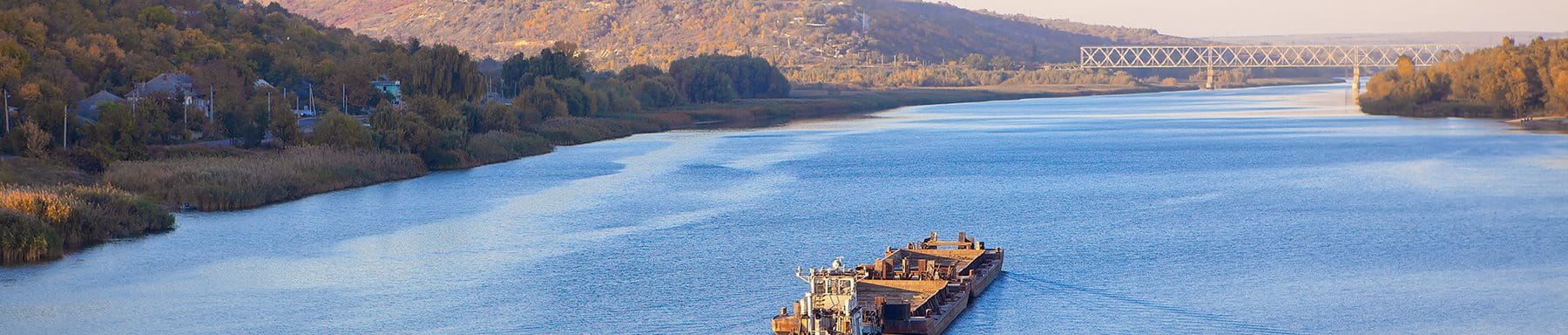 Privatmarktanlagen Fahrendes Schiff auf Fluss
