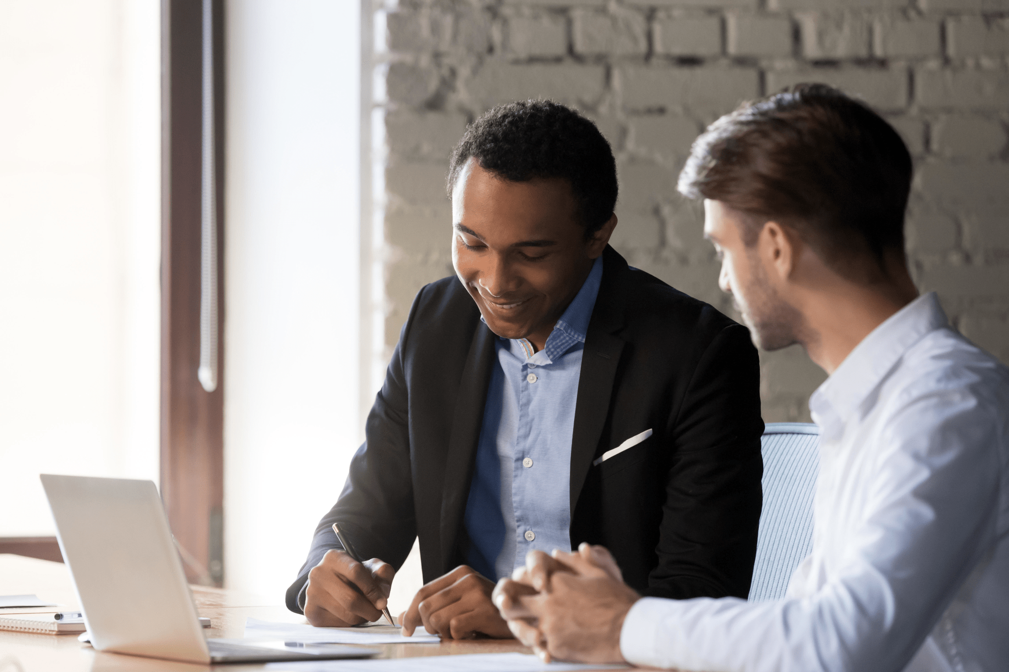Deux collègues de travail ont une réunion