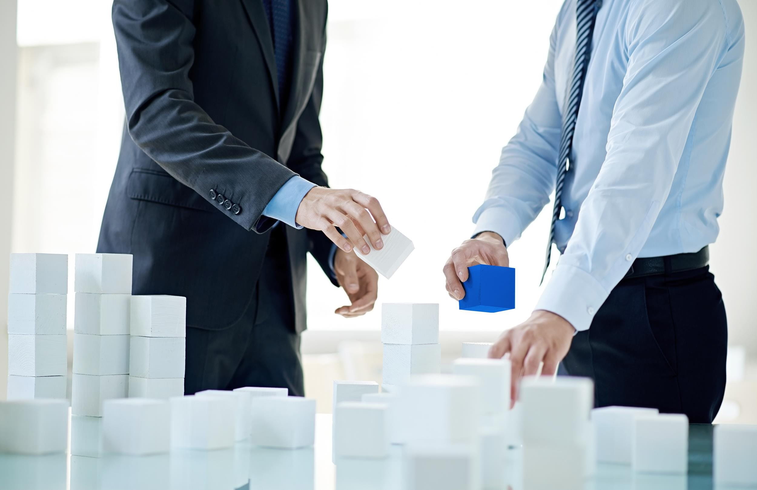 Deux collègues avec des blocs de construction blancs et bleus