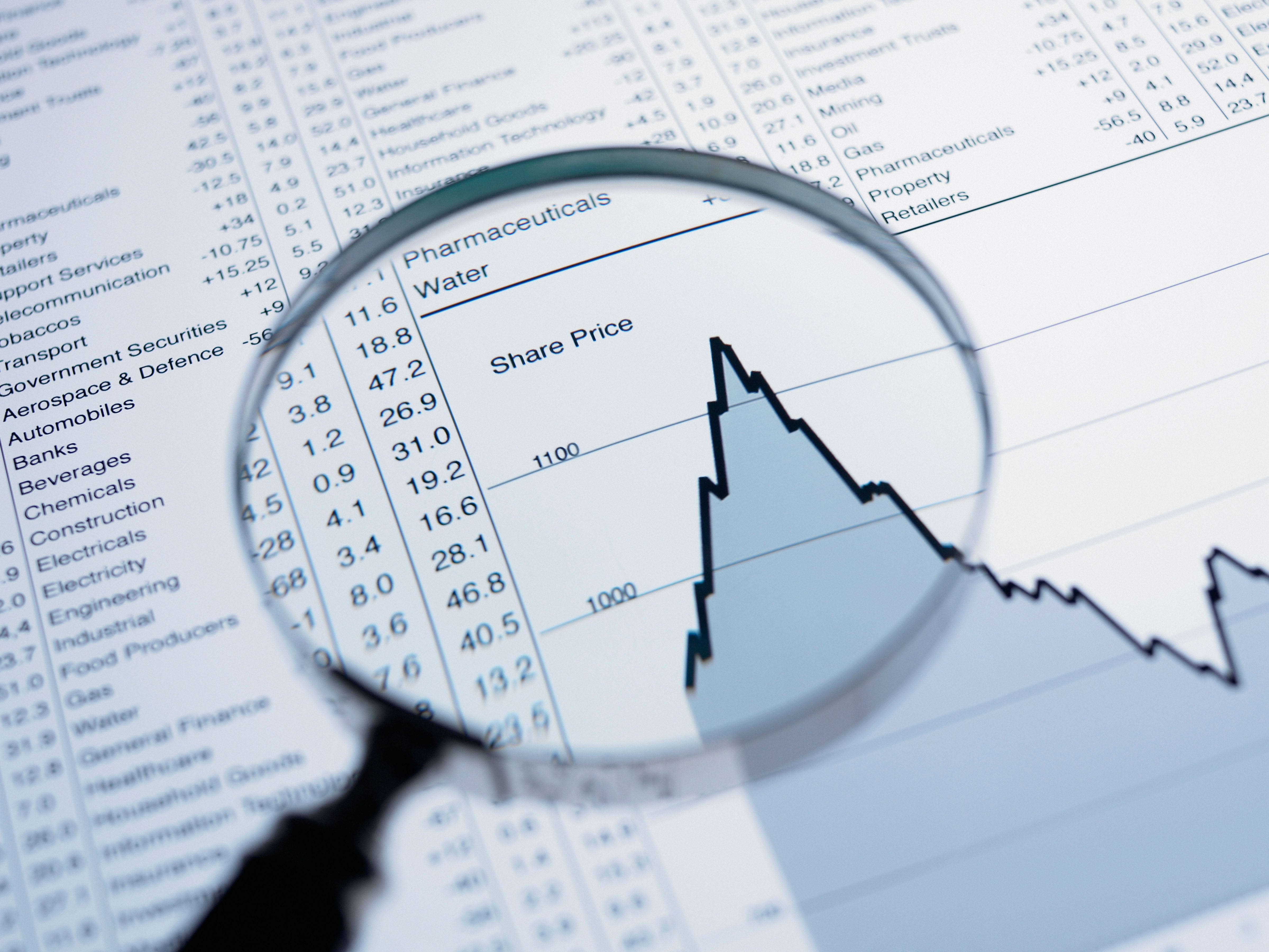Une loupe pointe sur un graphique du cours de l'action