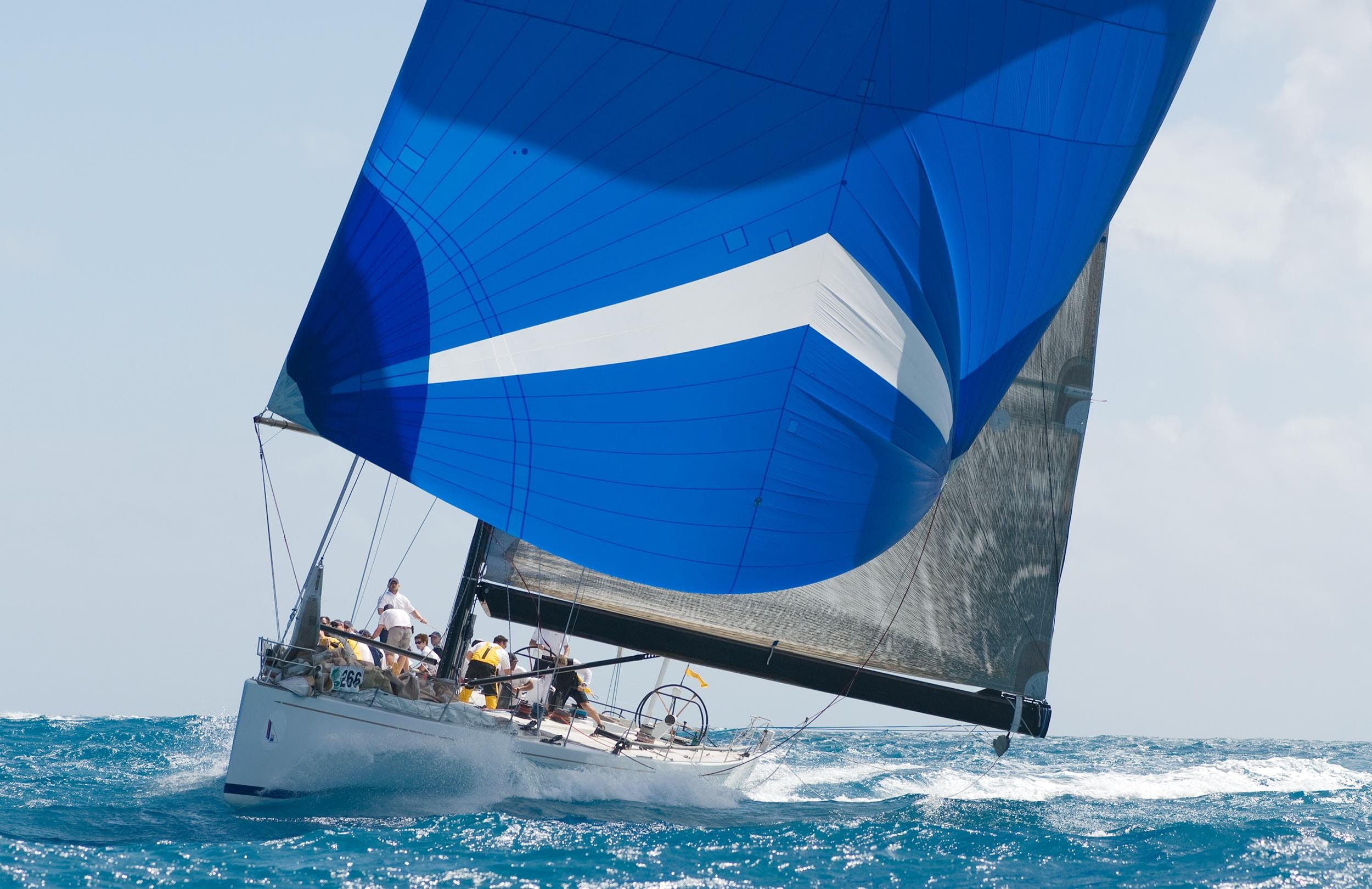 Segelboot mi blauem Segel auf dem Meer