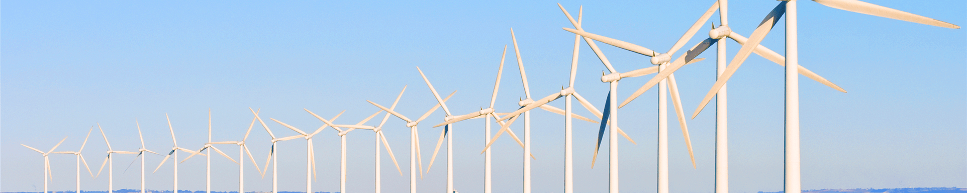 Infrastruktur Mehrere weisse Windräder im blauen Meer