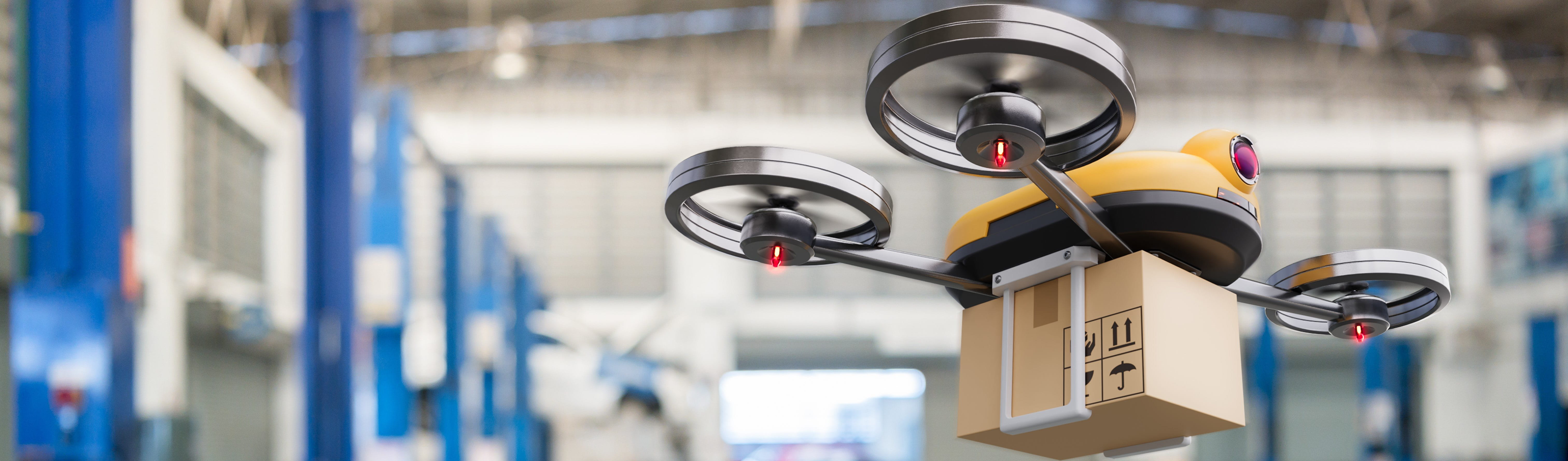 Un drone volant avec un colis dans l'entrepôt