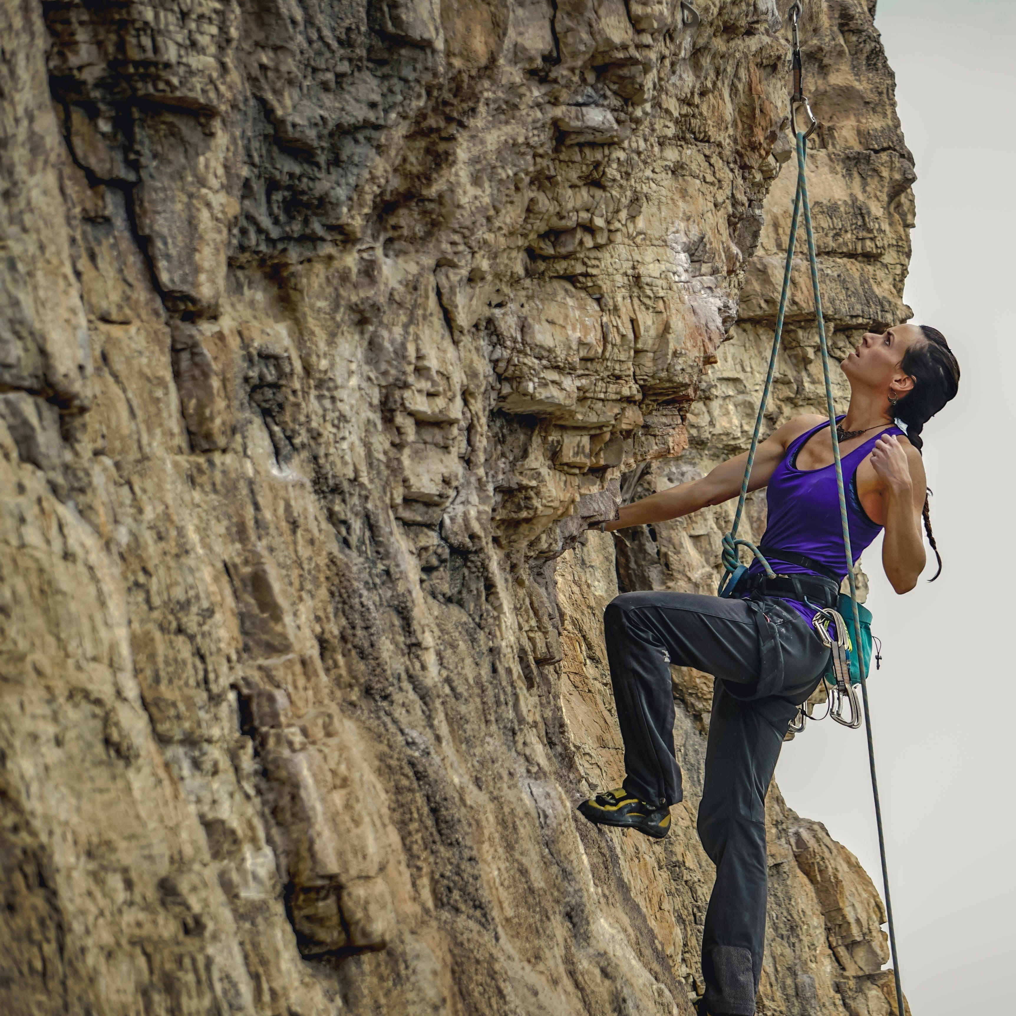 Femme grimpante, montagne